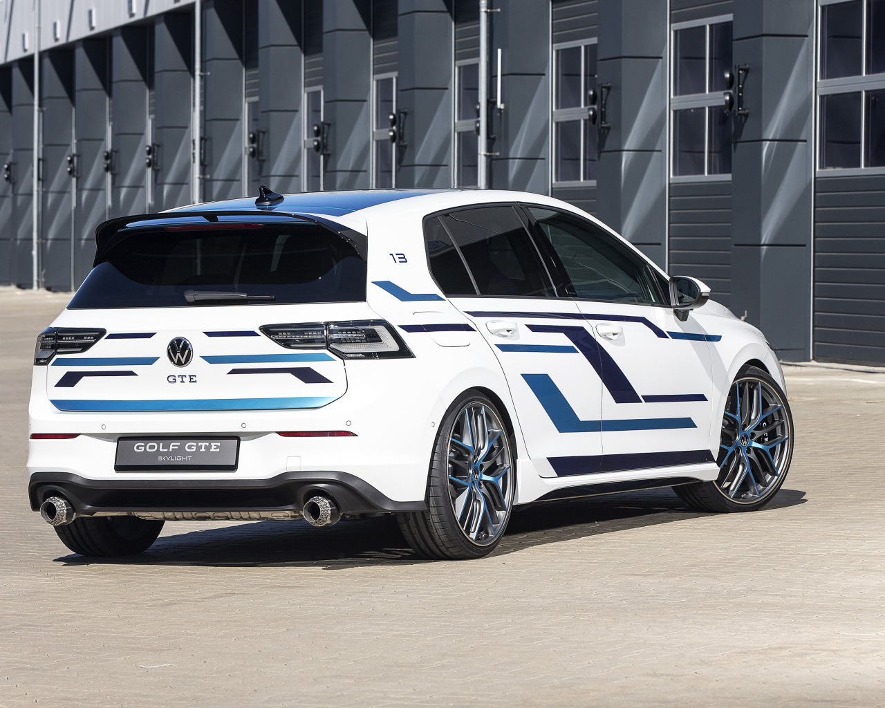 Автомобиль Volkswagen Golf GTE Skylight 2021  года вид сзади