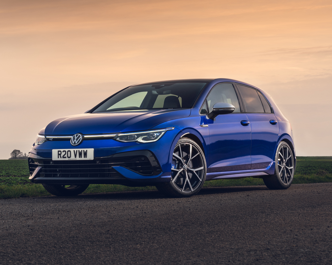 Синий автомобиль Volkswagen Golf R 2021 года