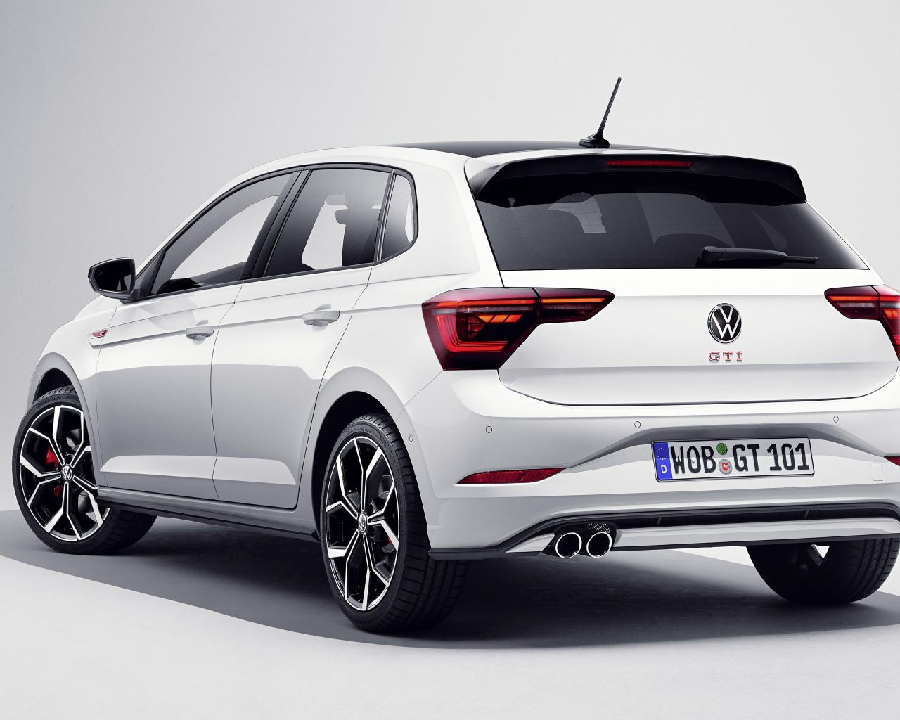 Белый автомобиль Volkswagen Polo GTI 2021 года вид сзади