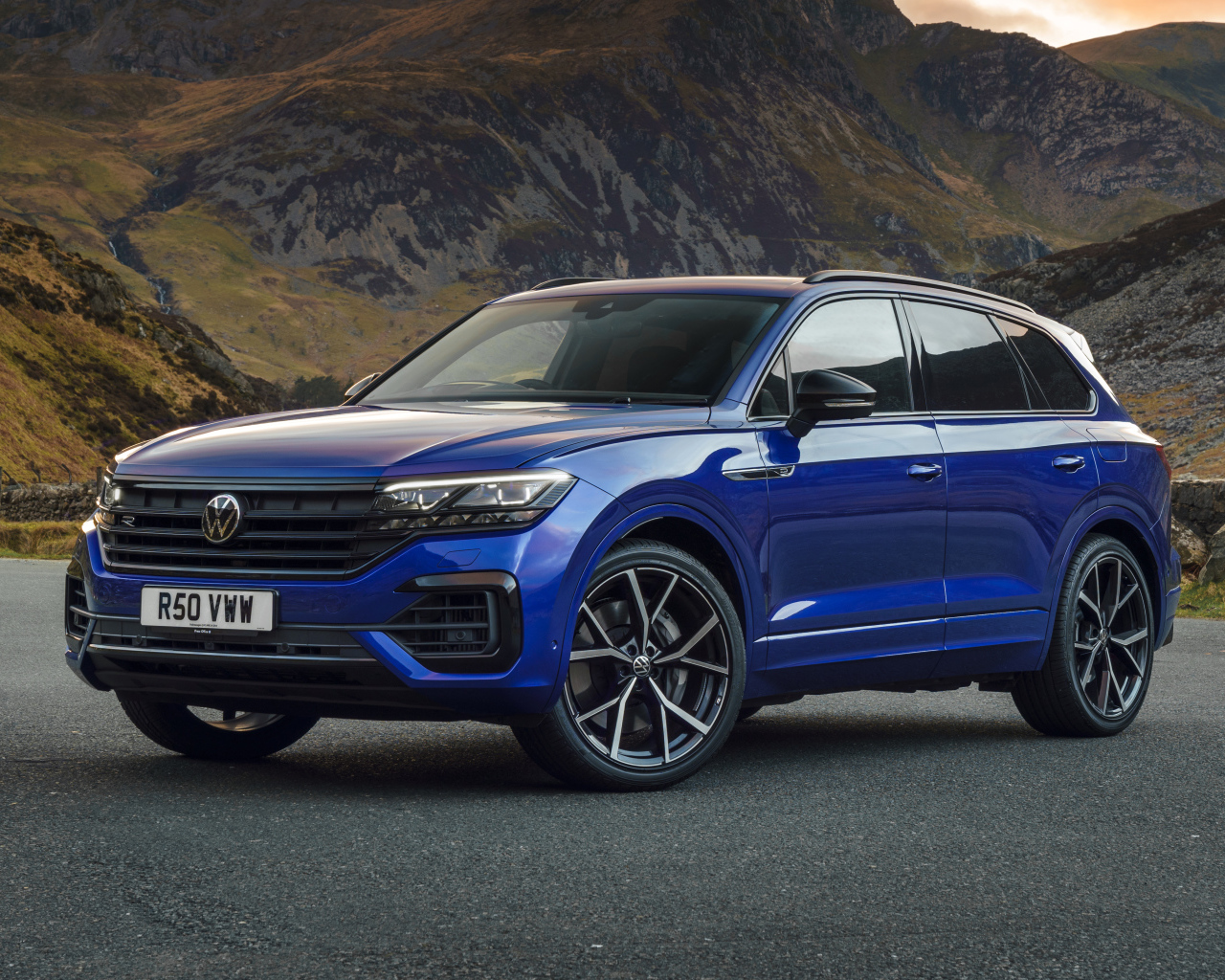 Внедорожник Volkswagen Touareg R E Hybrid 2021 года у гор