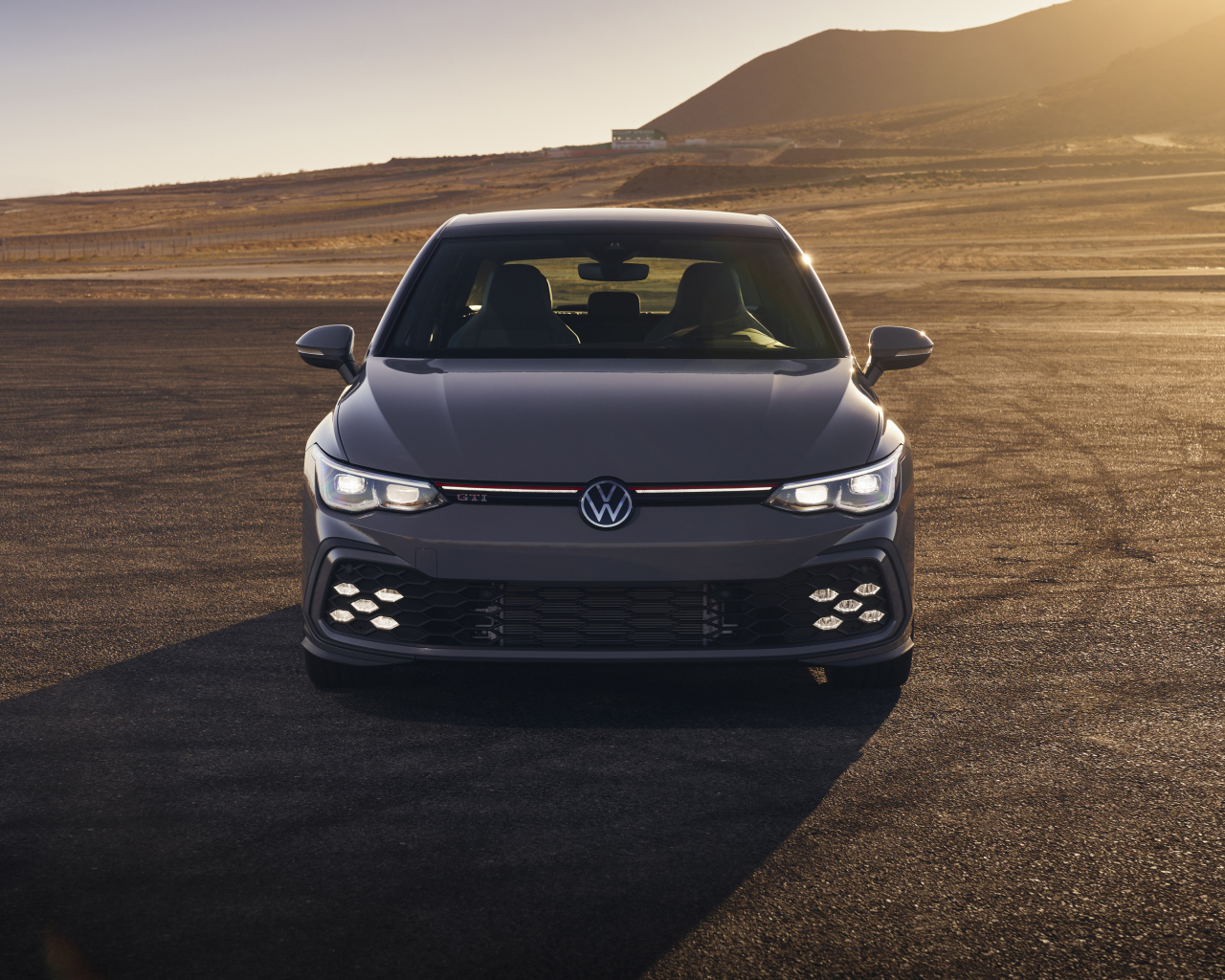 Автомобиль Volkswagen Golf GTI, 2022 года в пустыне