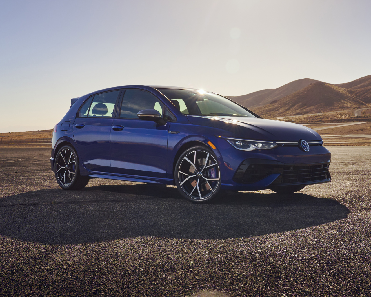 Синий автомобиль  Volkswagen Golf R, 2022 года в пустыне