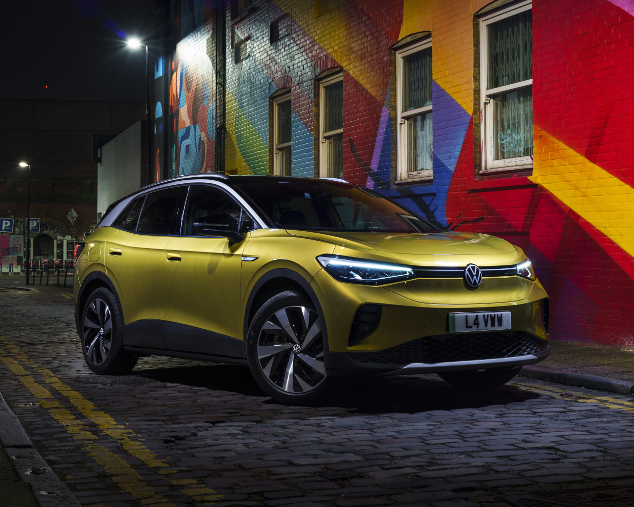 Кроссовер Volkswagen ID.4 1st 2021 года на улице