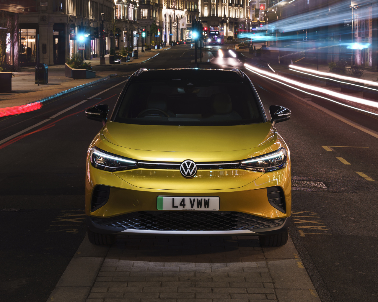 Золотистый автомобиль Volkswagen ID.4 1st 2021 года в городе