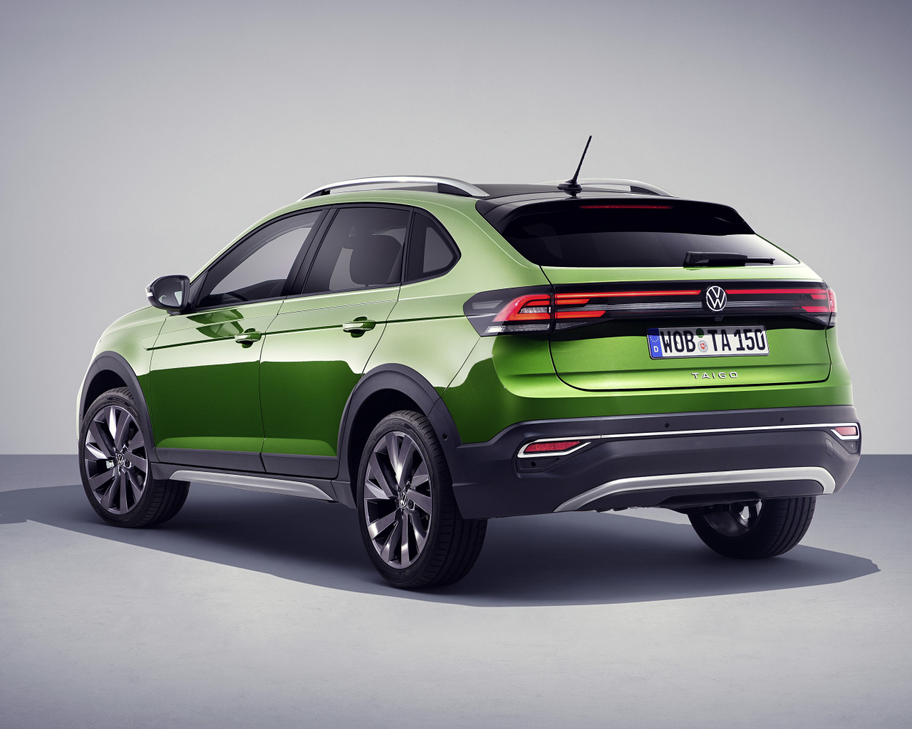 Зеленый Volkswagen Taigun 2021 года вид сзади