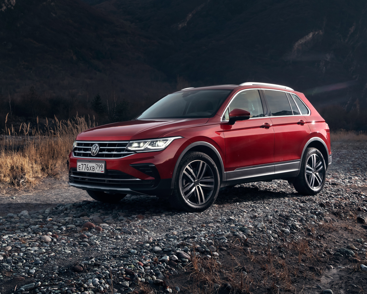 Красный внедорожник Volkswagen Tiguan 4MOTION 2021 года в горах