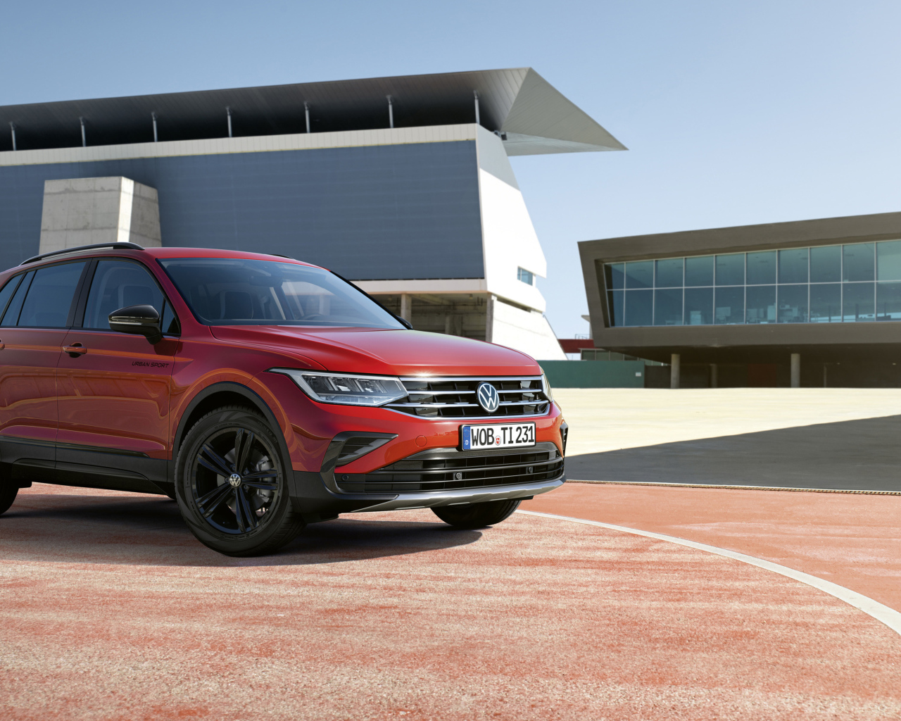 Красный внедорожник Volkswagen Tiguan Urban Sport 2021 года