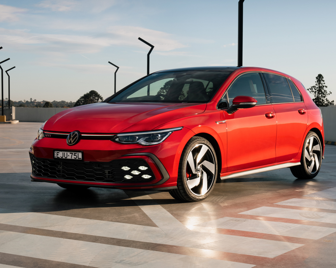 Красный Volkswagen Golf GTI 2021 года