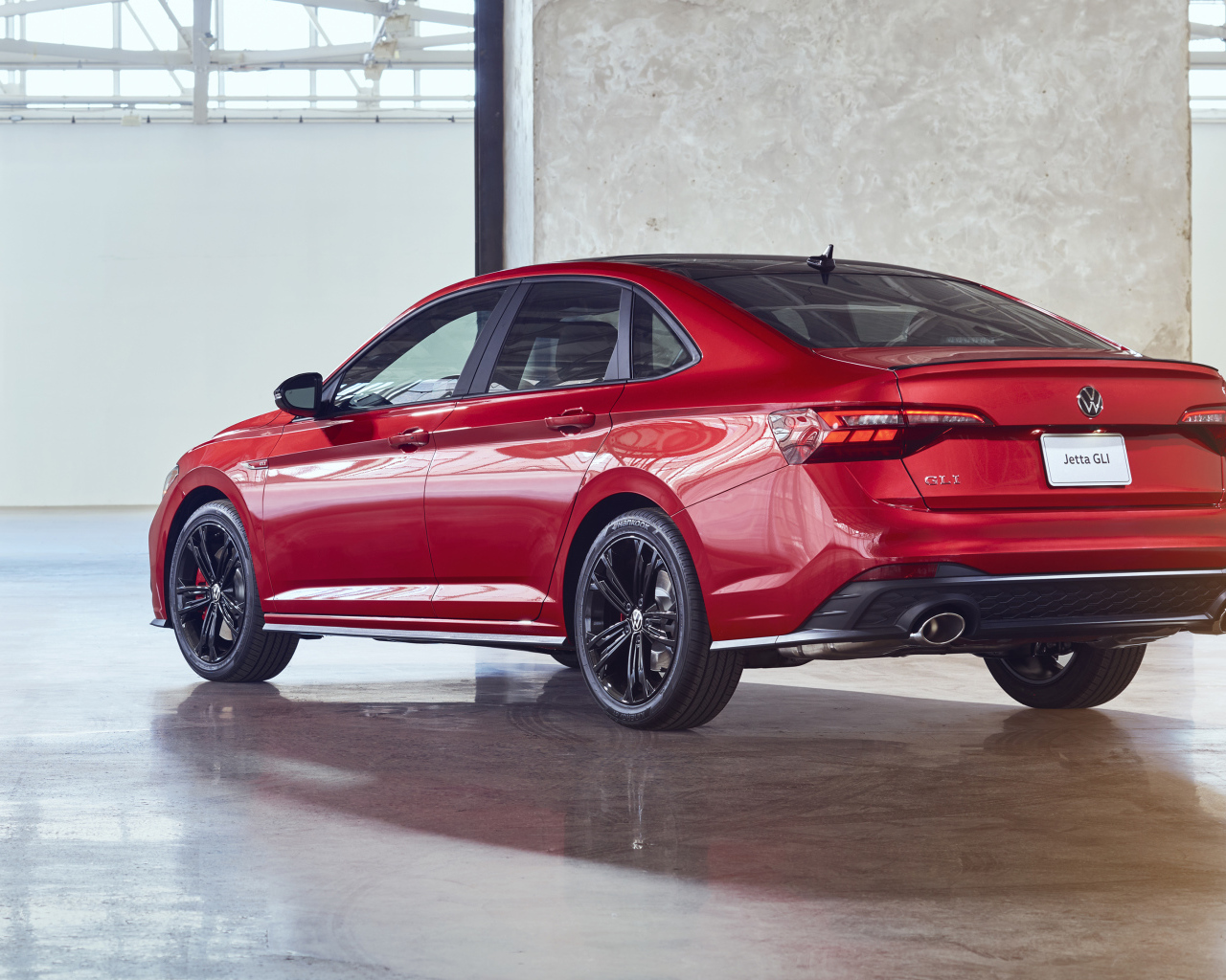 Красный автомобиль Volkswagen Jetta GLI, 2022 года вид сзади