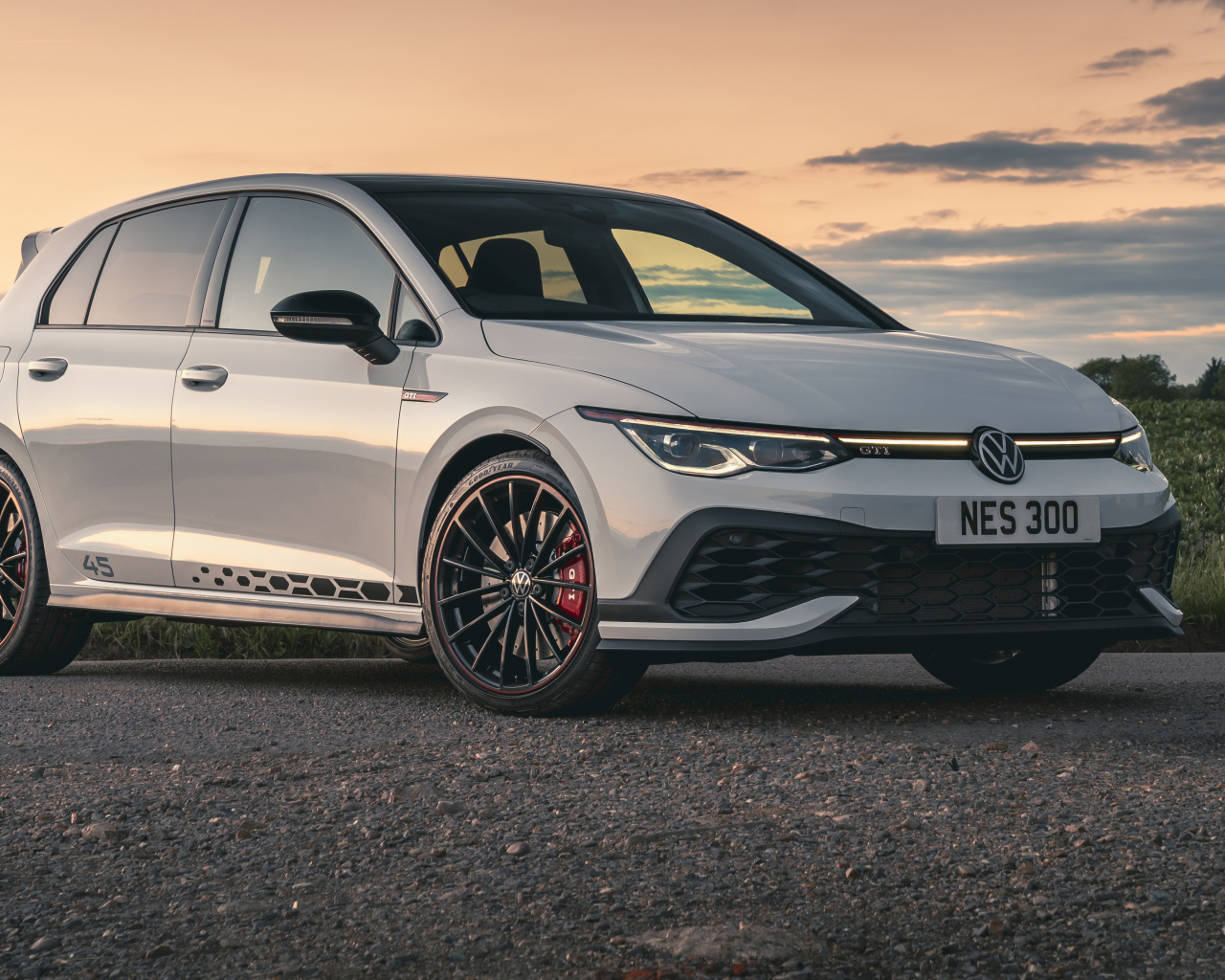 Серебристый Volkswagen Golf GTI Clubsport 45, 2021 года