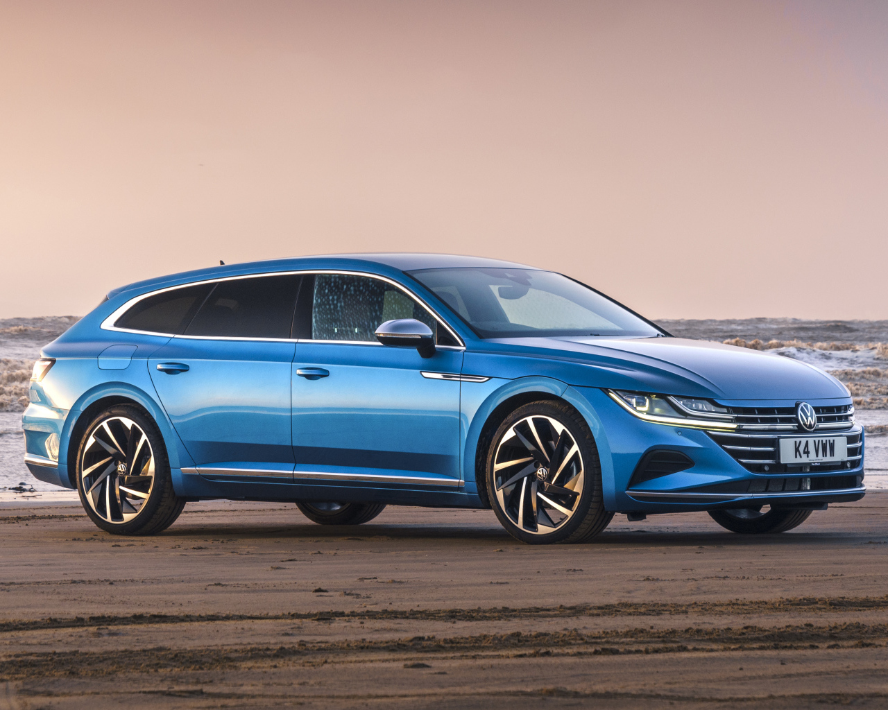 Автомобиль Volkswagen Arteon Shooting Brake Elegance  на фоне моря