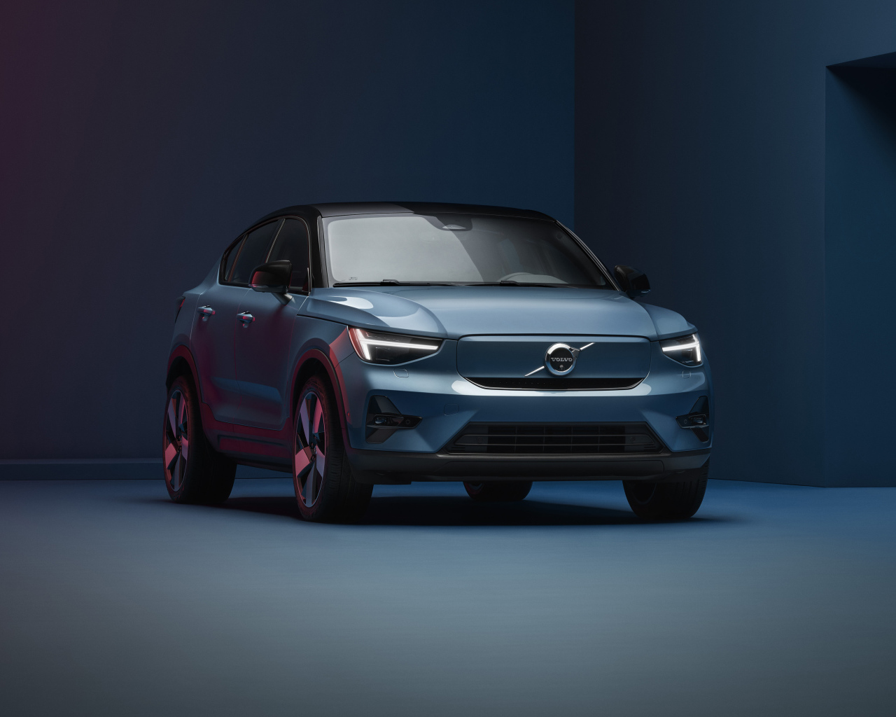 Автомобиль Volvo C40 Recharge 2021 года на синем фоне