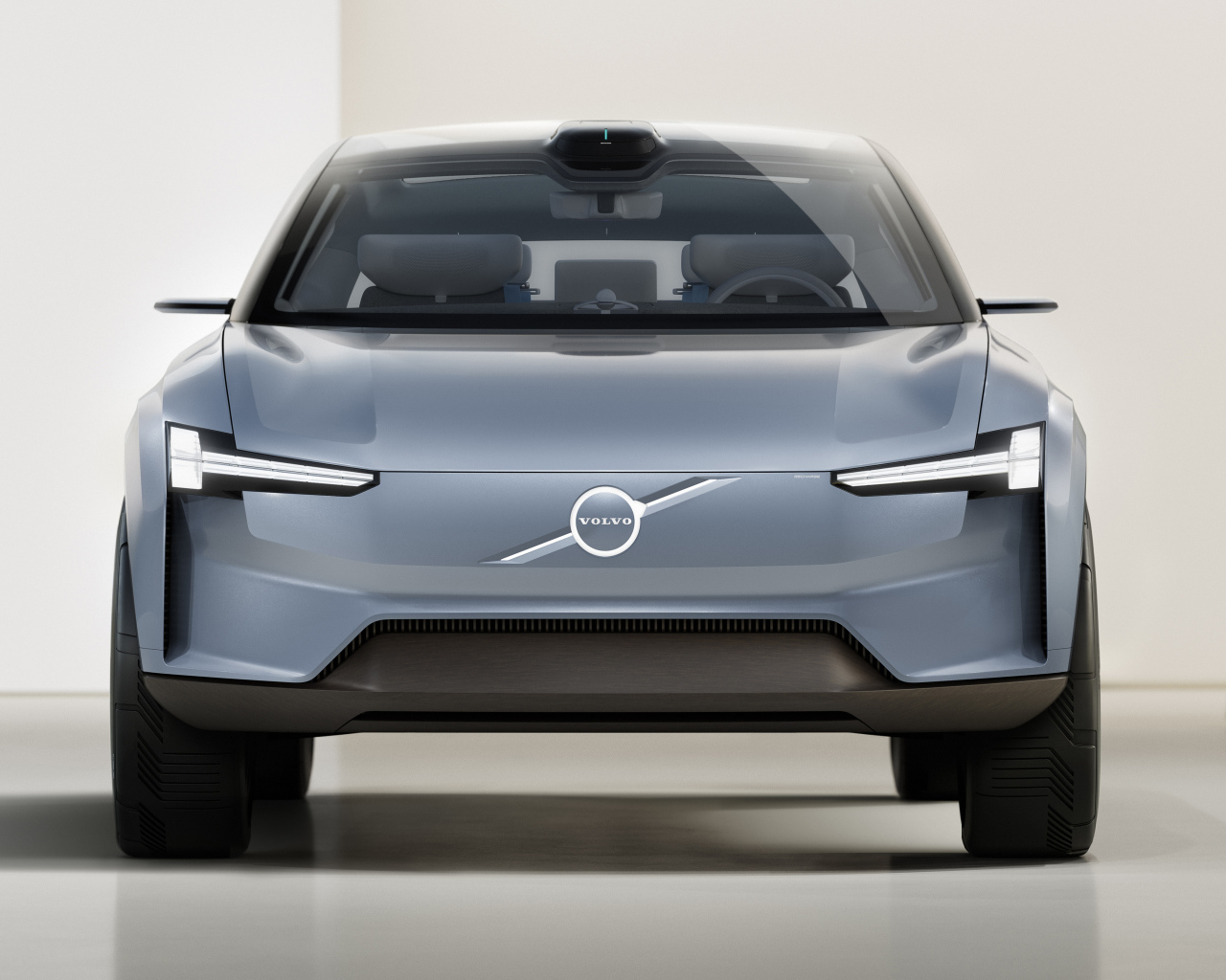 Автомобиль Volvo Concept Recharge 2021 года вид спереди