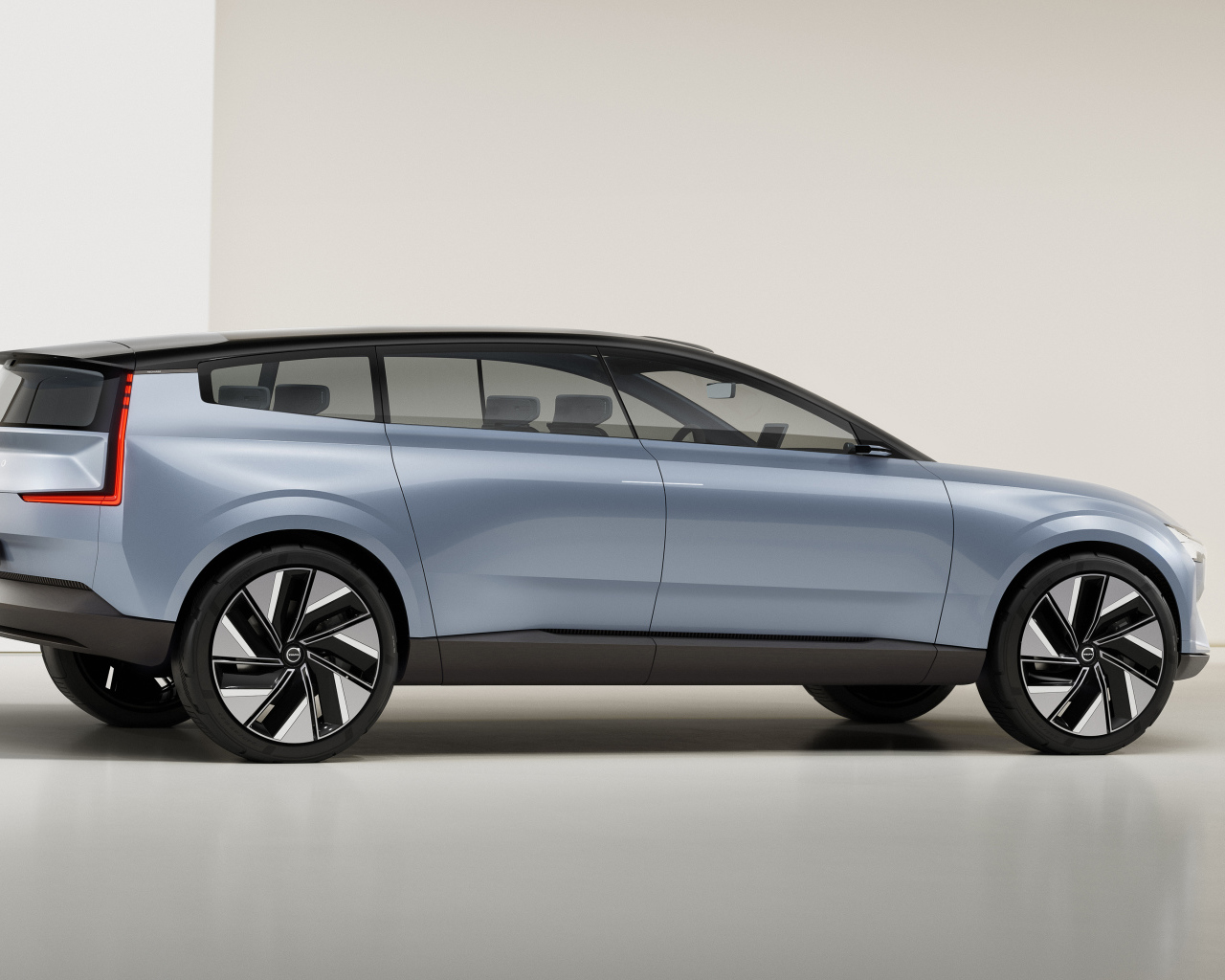 Серебристый Volvo Concept Recharge 2021 года вид сзади