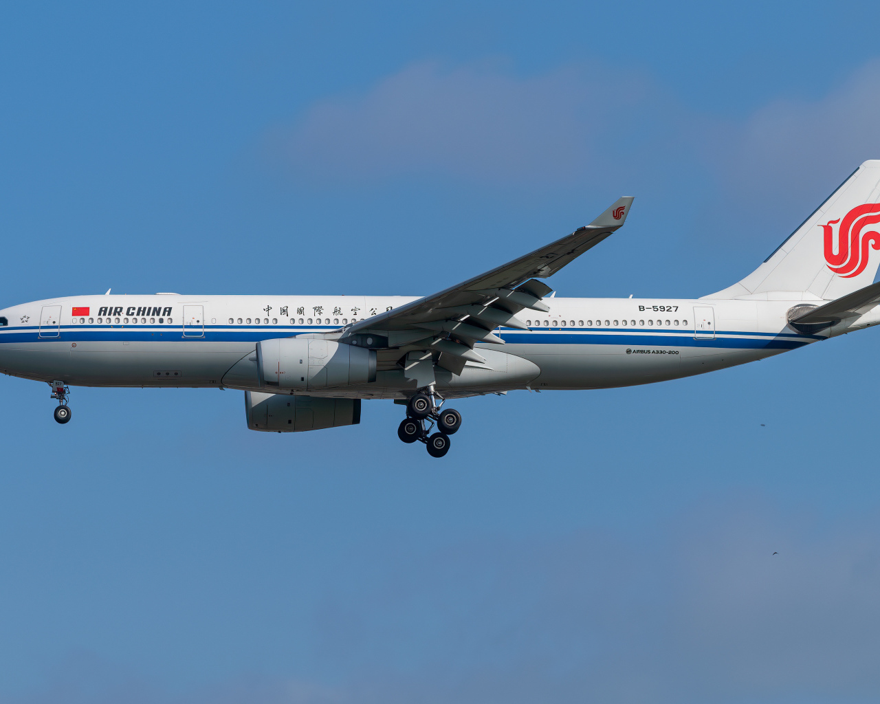 Пассажирский самолет A330-200 авиакомпании  Air China в небе