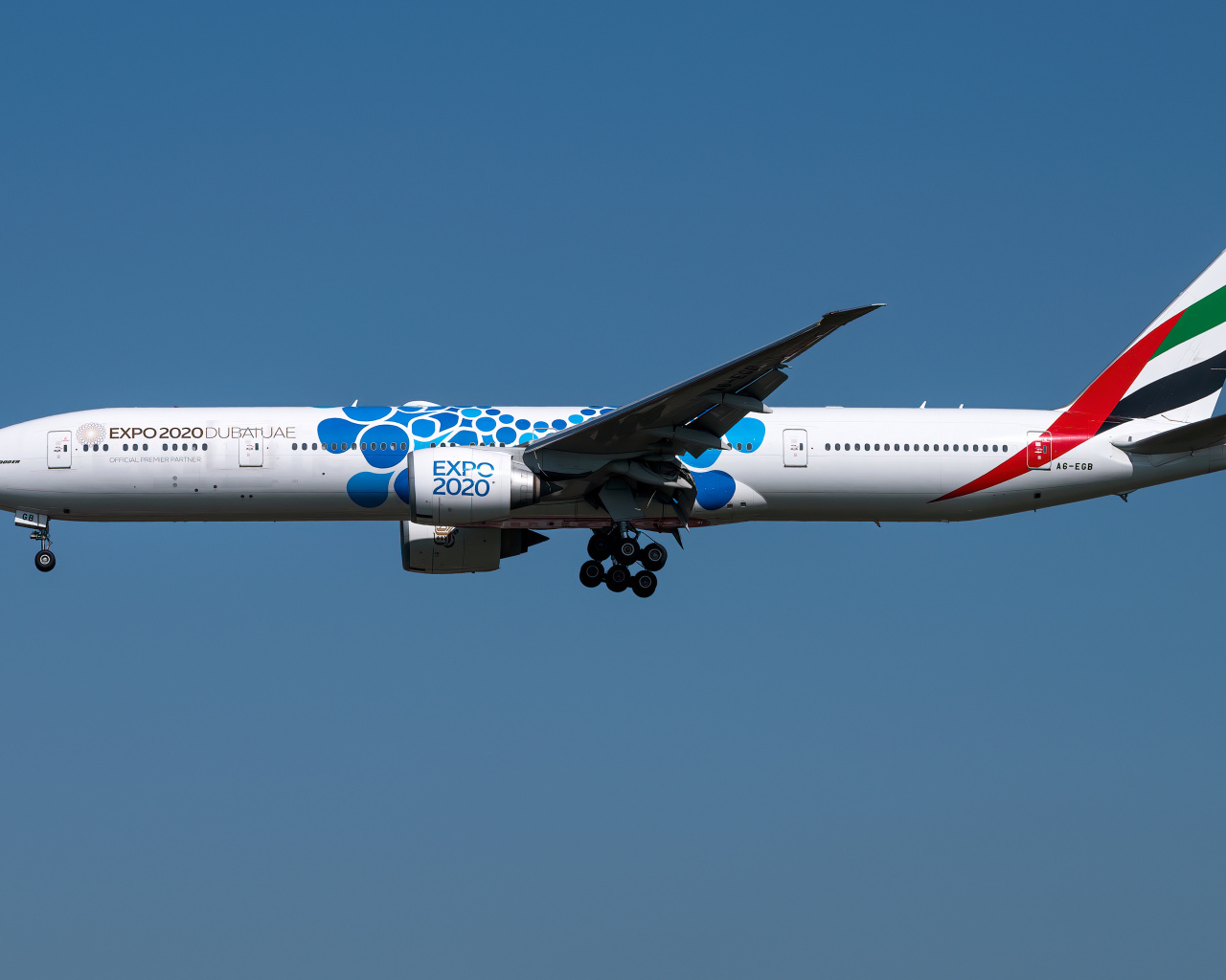 Пассажирский Boeing  777-300ER авиакомпании  Emirates в небе