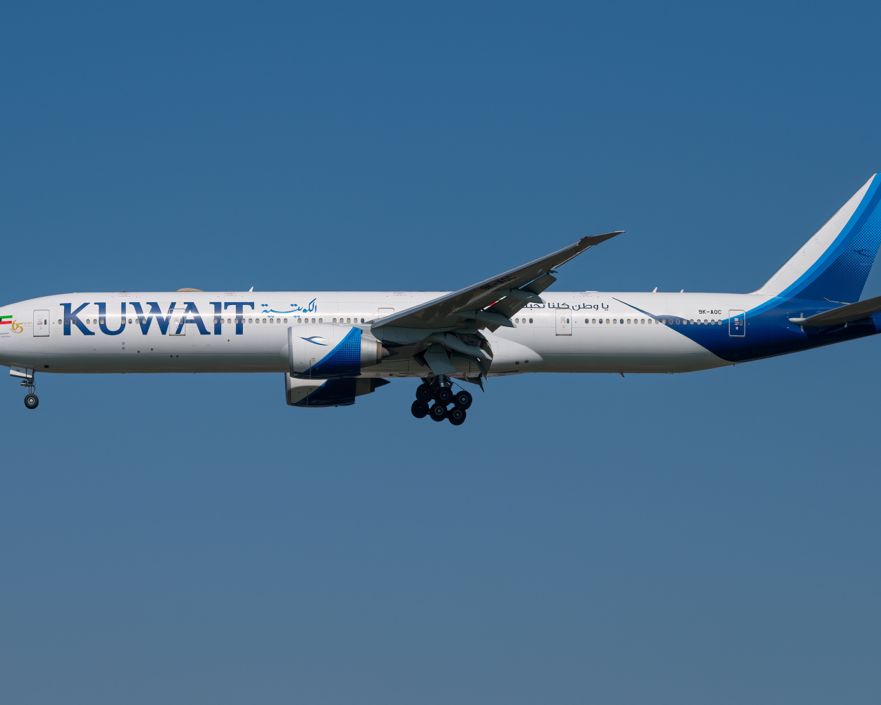 Самолет 777-300ER авиакомпании Kuwait в голубом небе