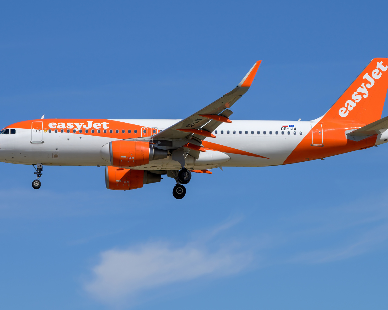 Пассажирский Airbus  A320-200S авиакомпании  EasyJet Europe в море