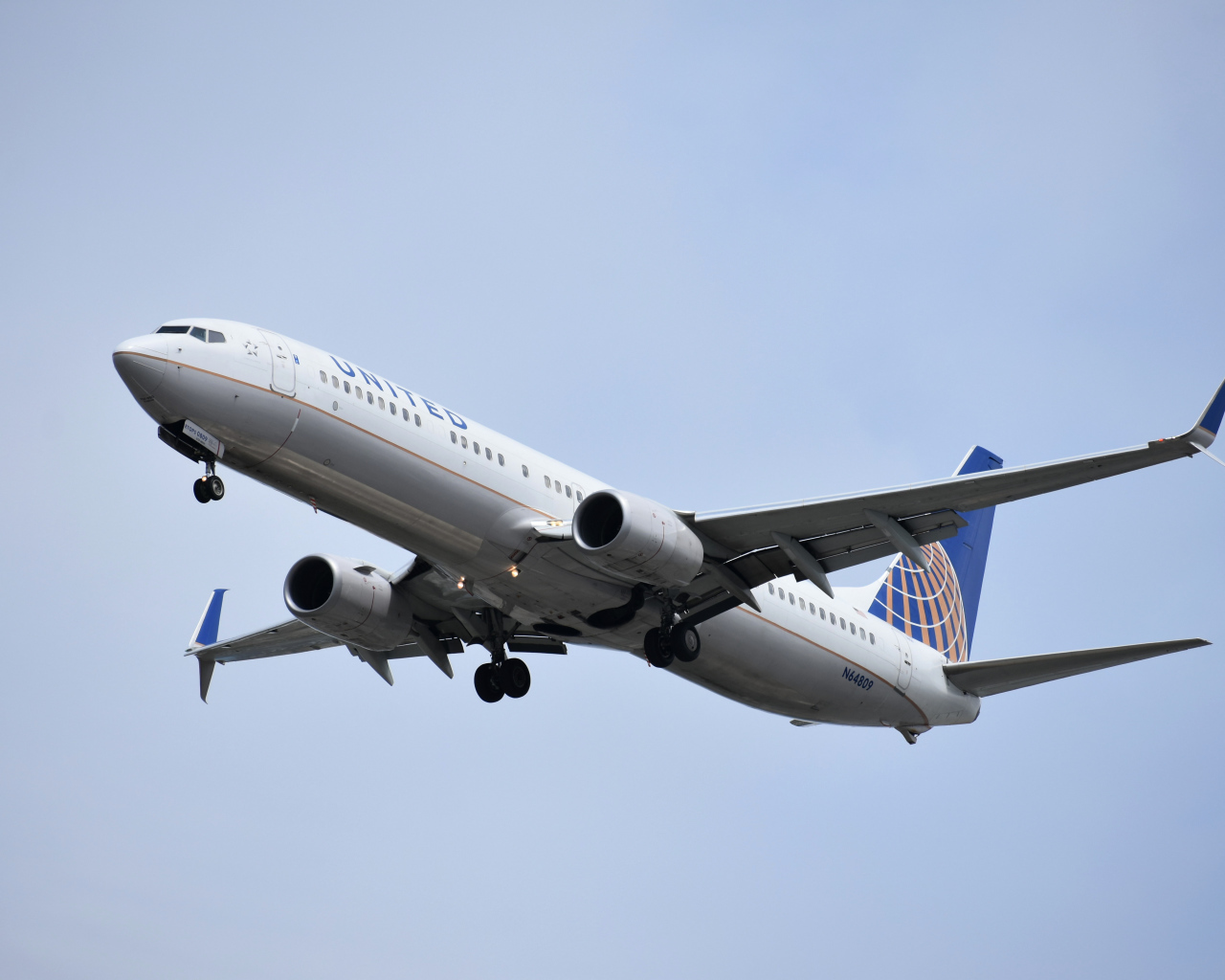 Пассажирский Боинг 737 авиакомпании  United на взлете