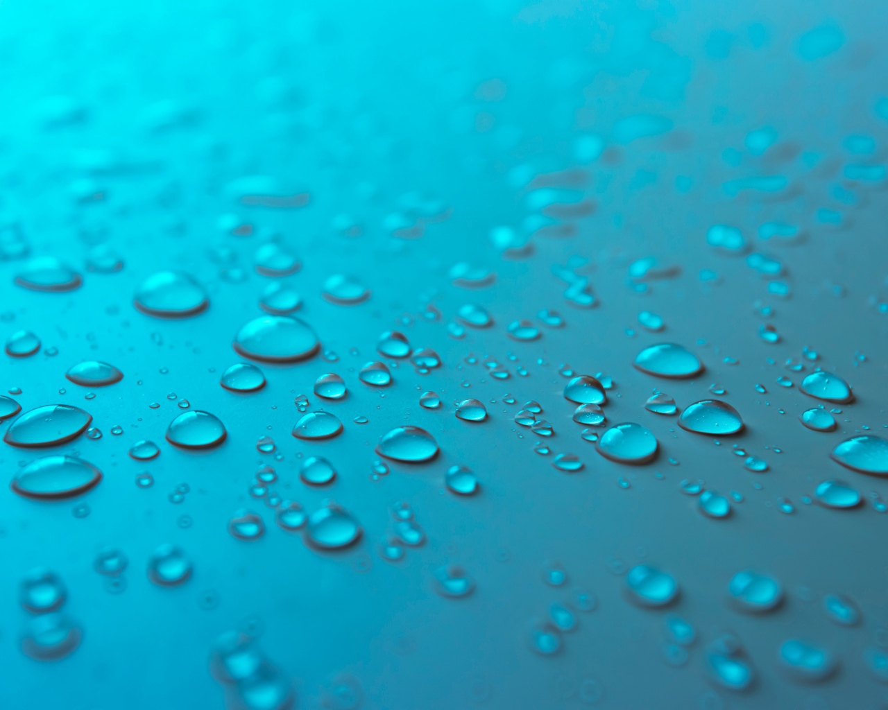 Голубой фон с каплями воды на поверхности