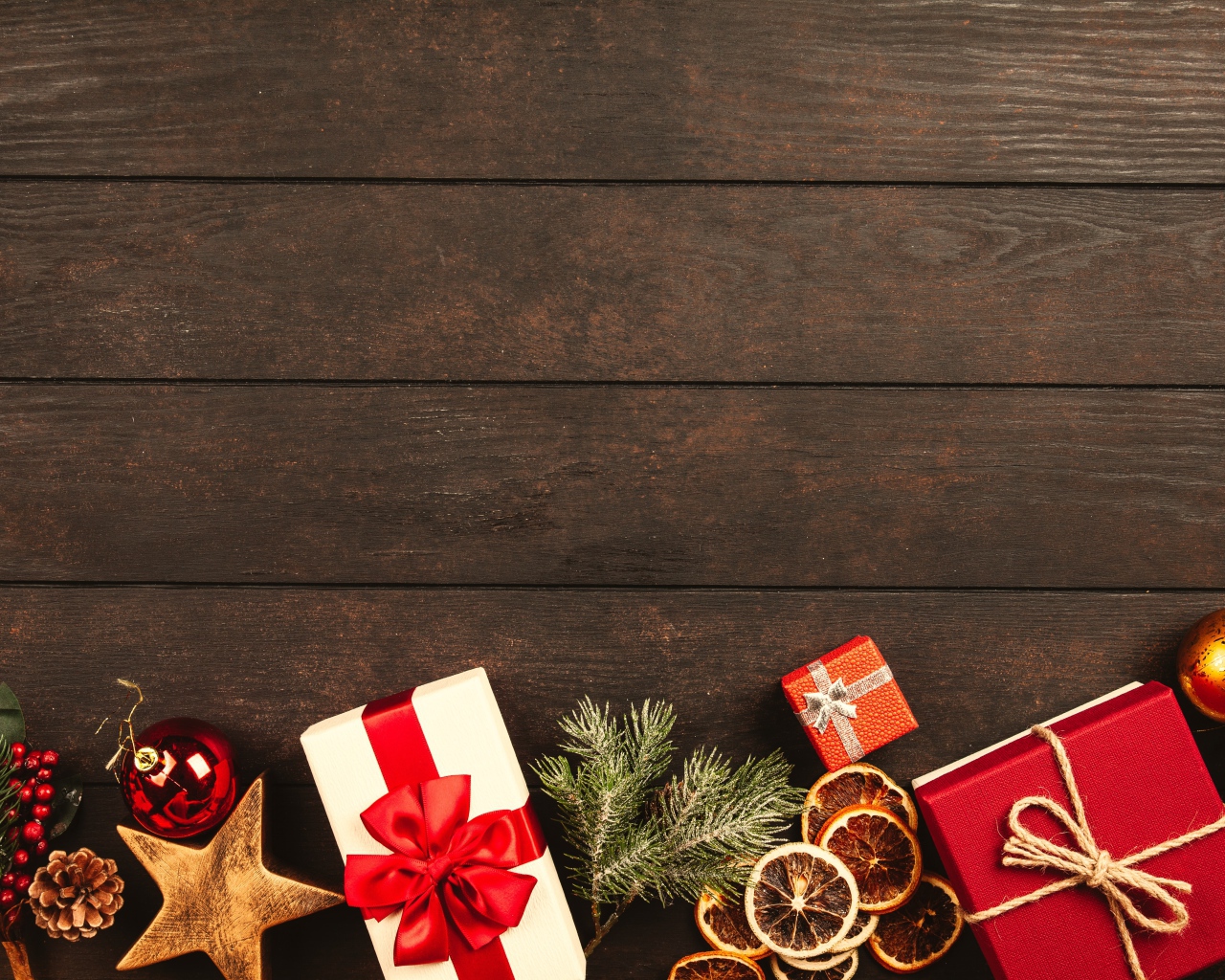 Много подарков с игрушками на деревянном фоне 