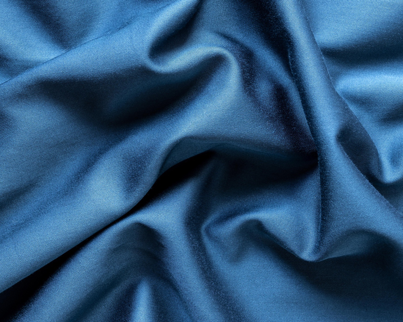 Кусок синей ткани крупным планом