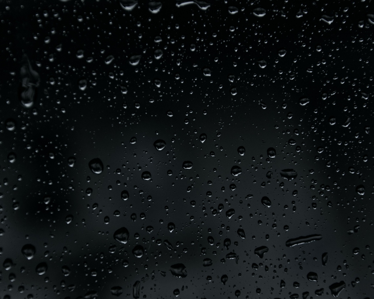 Брызги дождя на черном фоне 