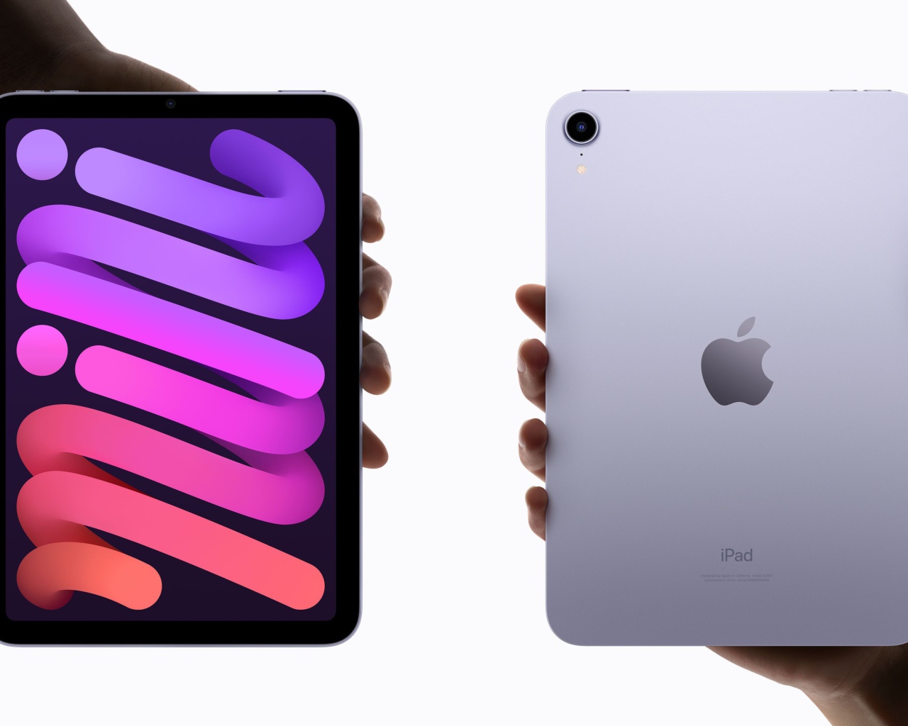 Новый стильный  iPad Mini 2021 года в руке