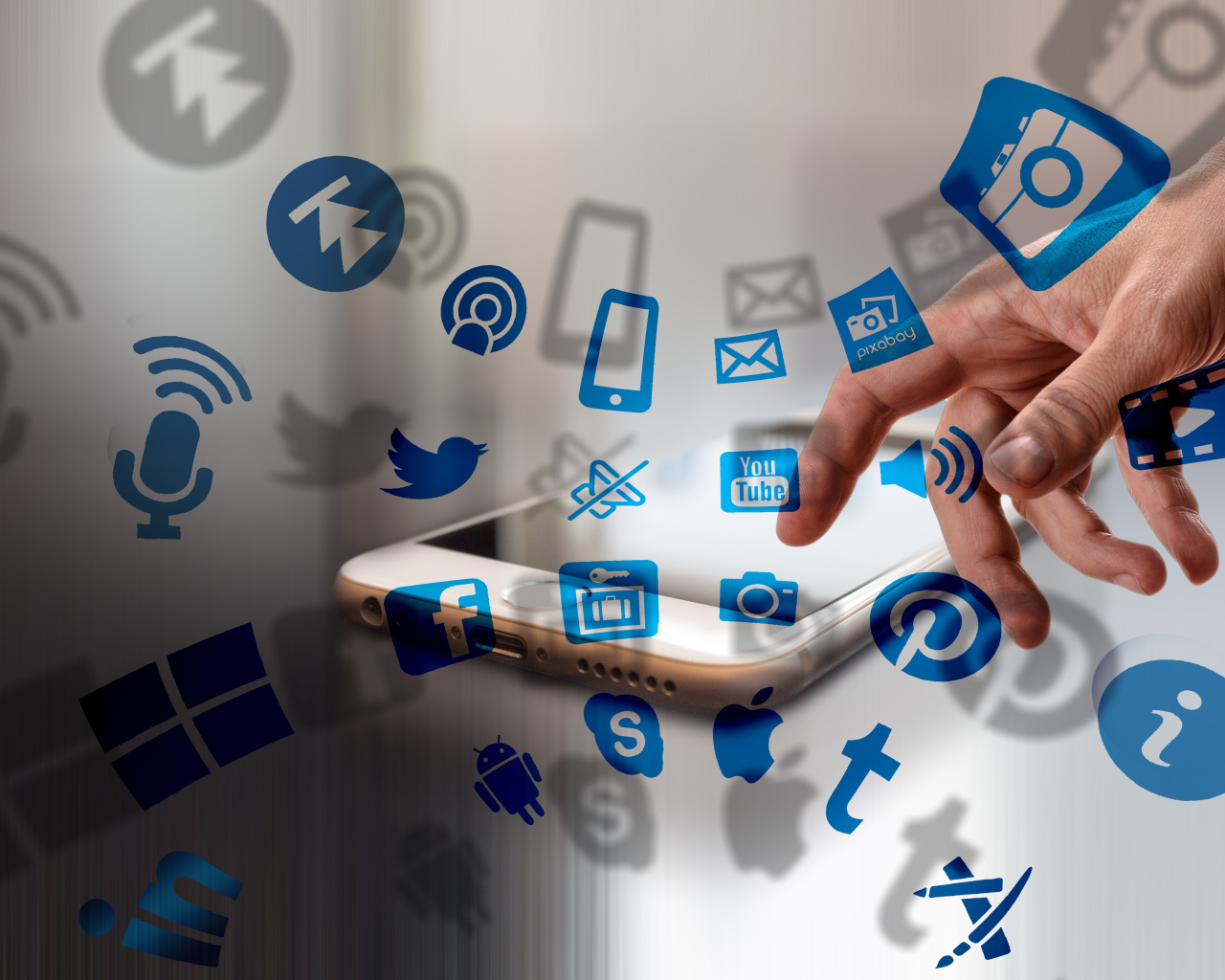 Значки социальных сетей со смартфоном 
