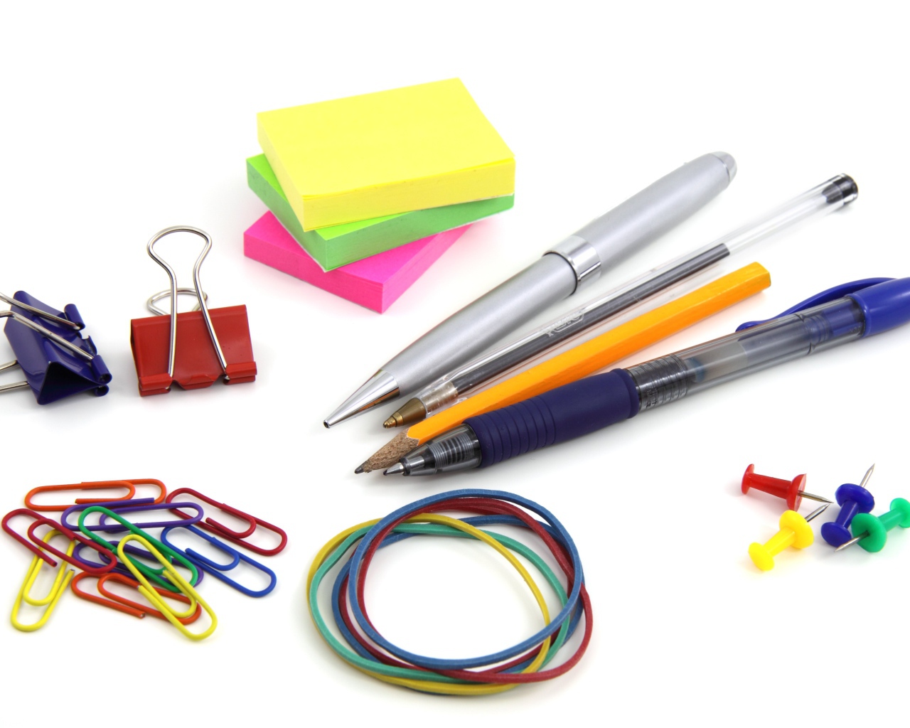 Разные канцелярские предметы на белом фоне