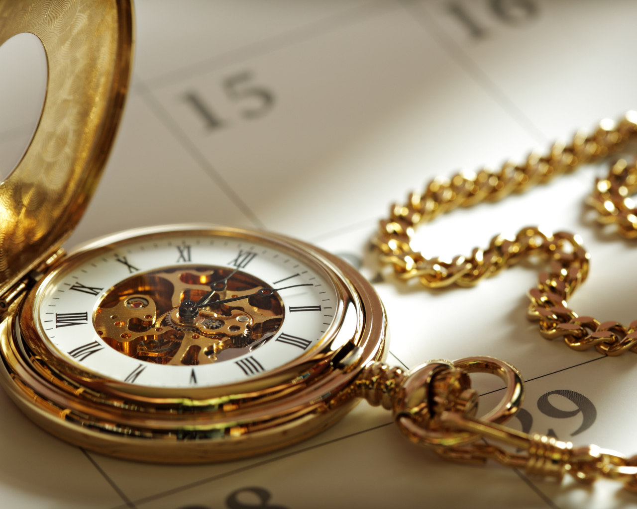 Красивые золотые карманные часы на цепочке