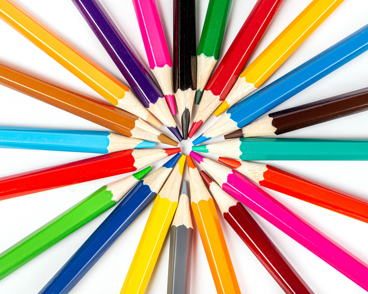Красивые острые разноцветные карандаши на белом фоне