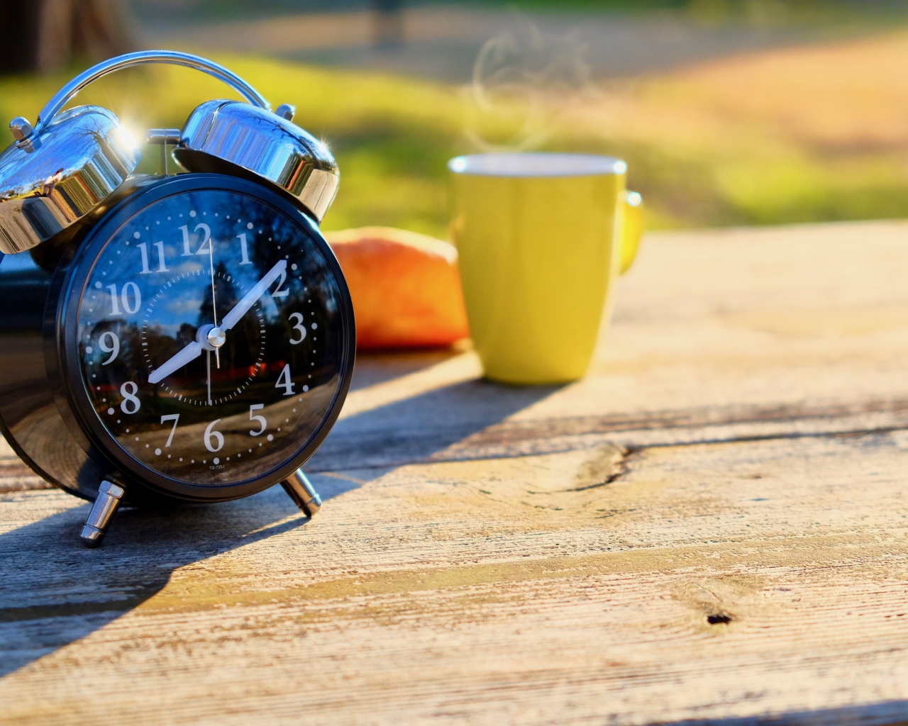 Большой черный будильник на столе