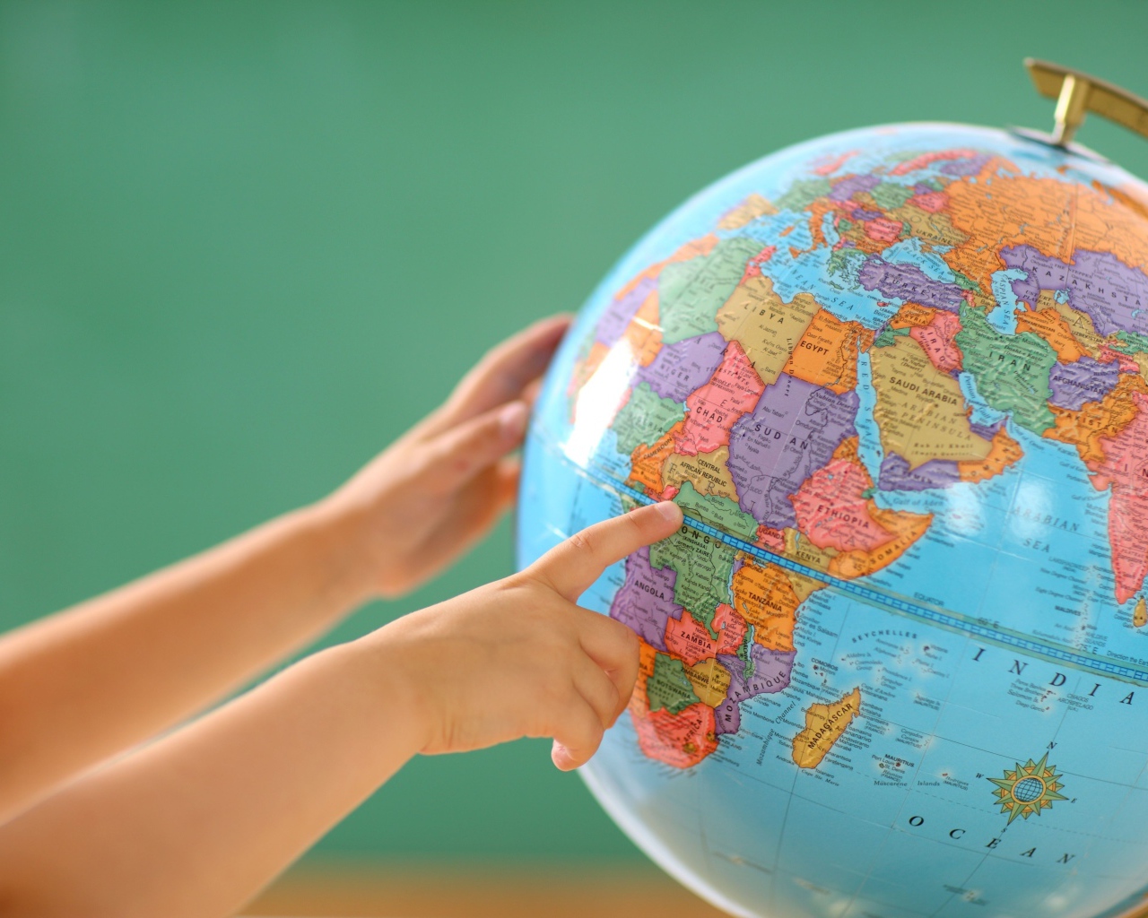 Большой глобус в школе