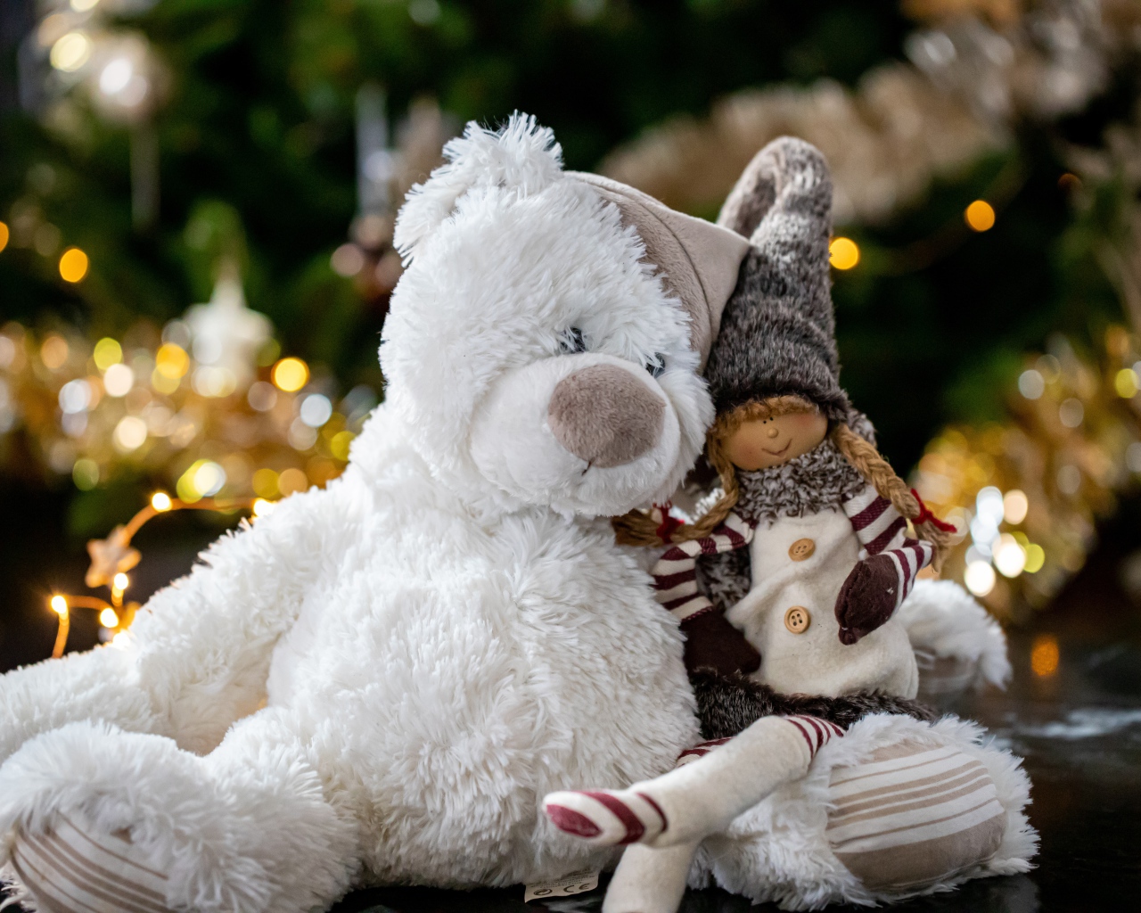 Большой белый медведь с гномом 