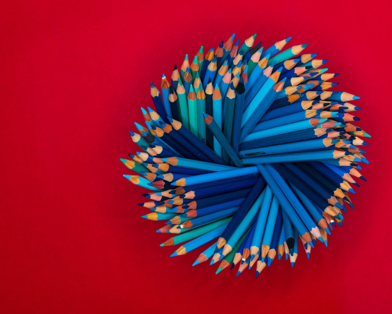 Синие карандаши на красном фоне