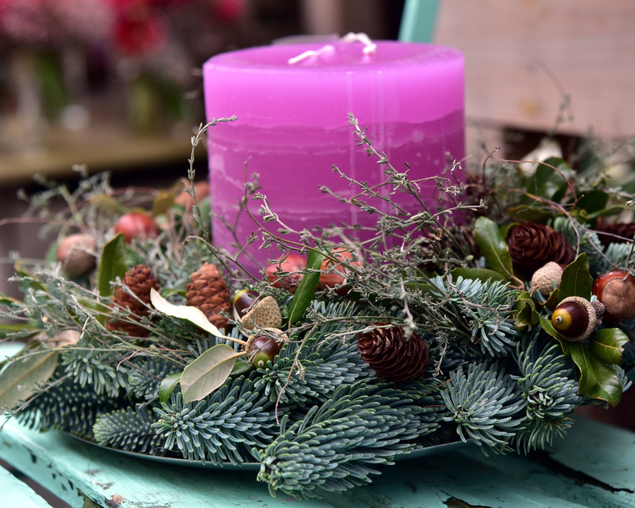 Свеча с венком на лавке 