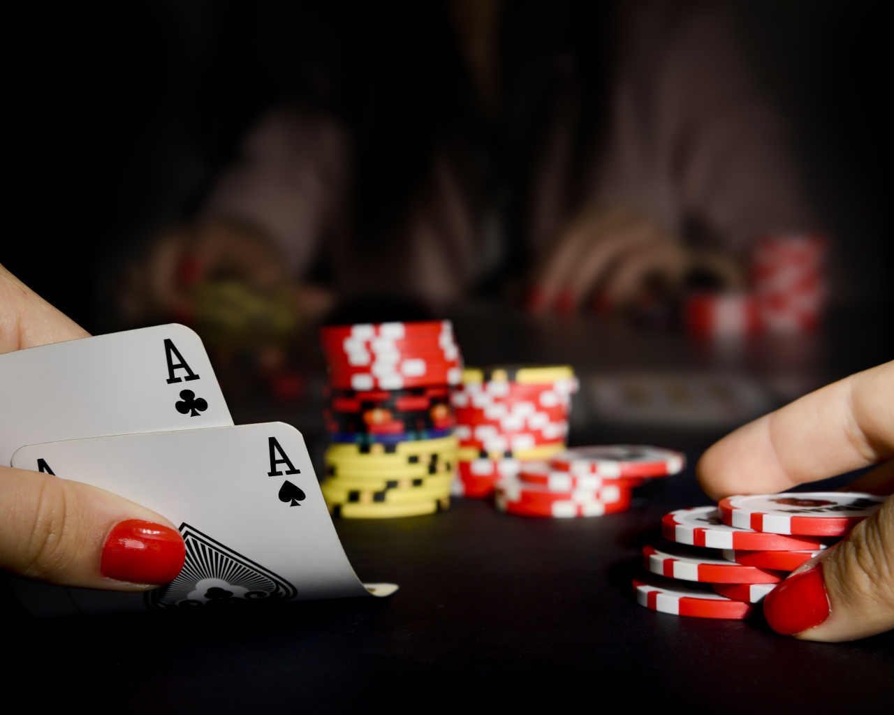 Карты и фишки для игры в покер в казино