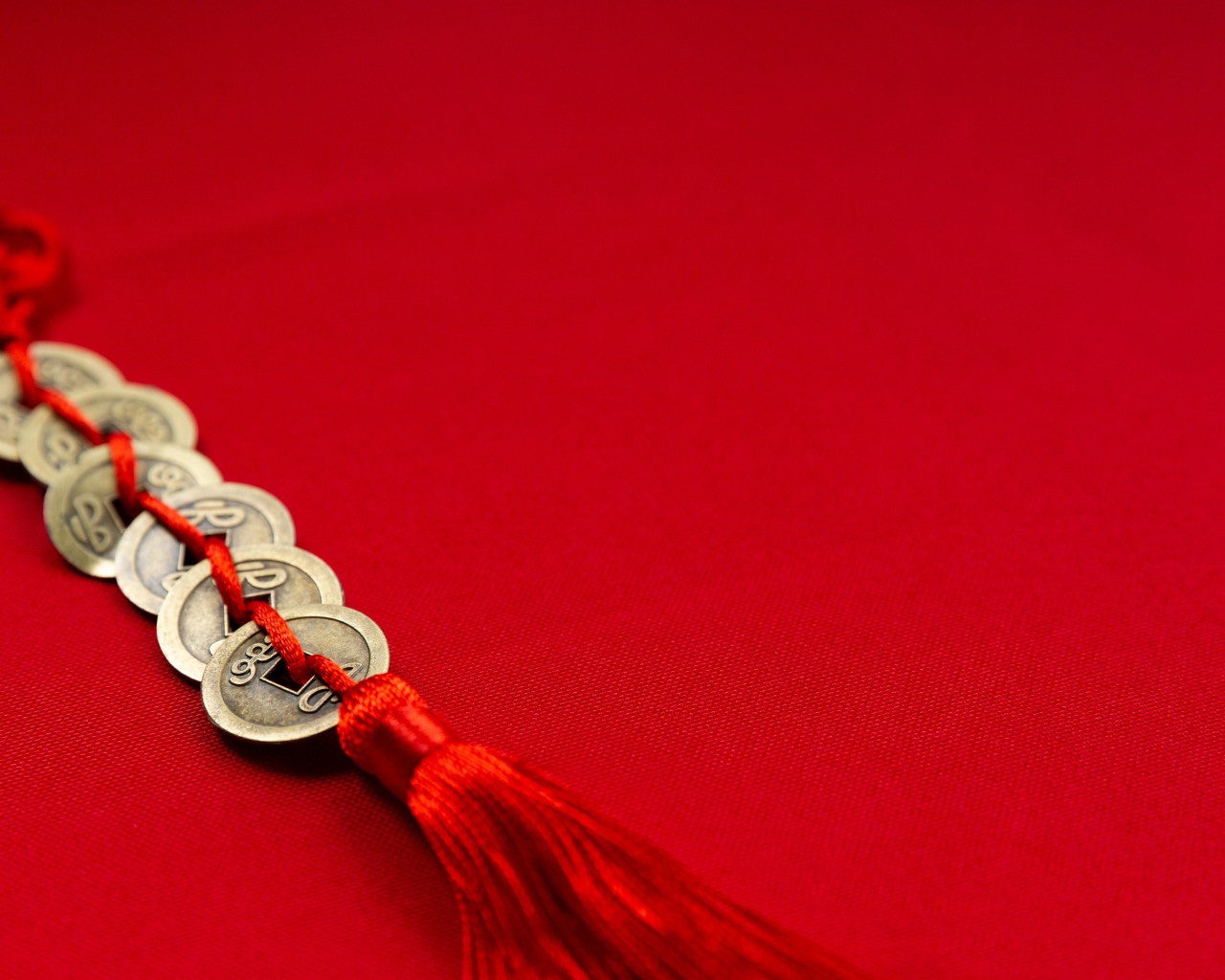 Китайское украшение на красном фоне