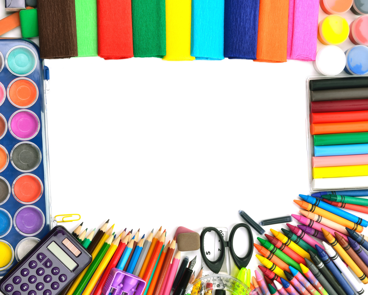 Цветная бумага, краски, фломастеры и карандаши на белом фоне