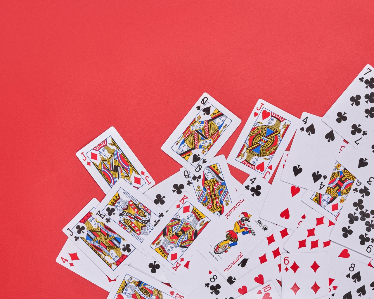 Колода игральных карт на красном фоне