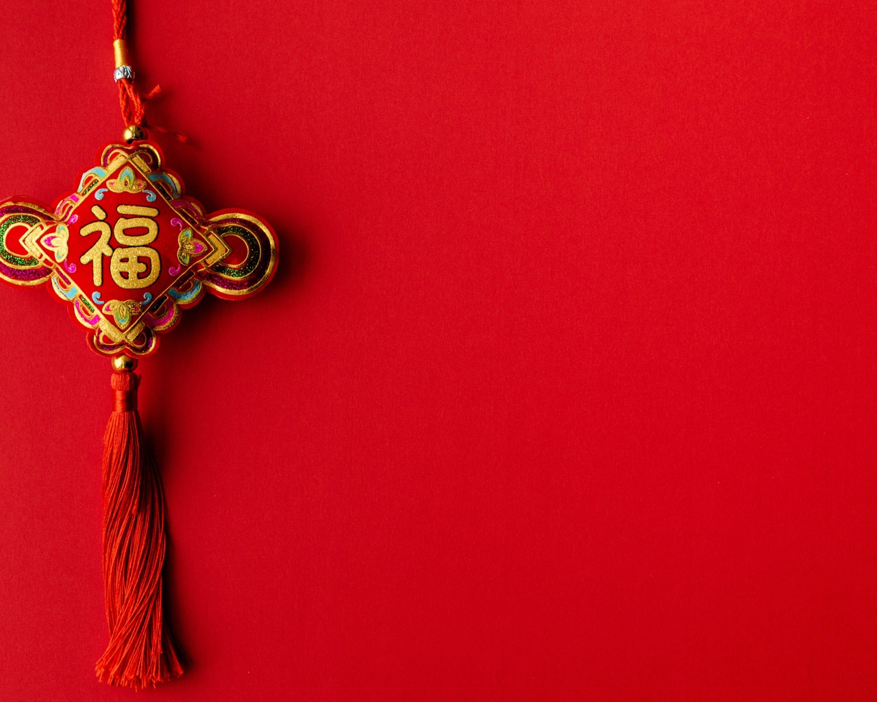 Украшение для китайского нового года на красном фоне