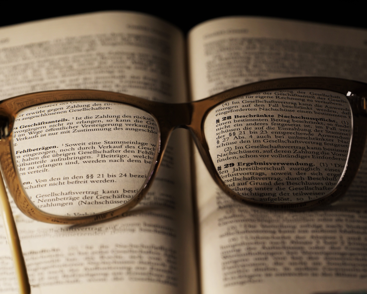 Очки для зрения лежат на открытой книге