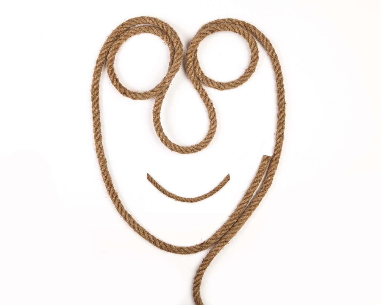 Лицо из веревки на белом фоне