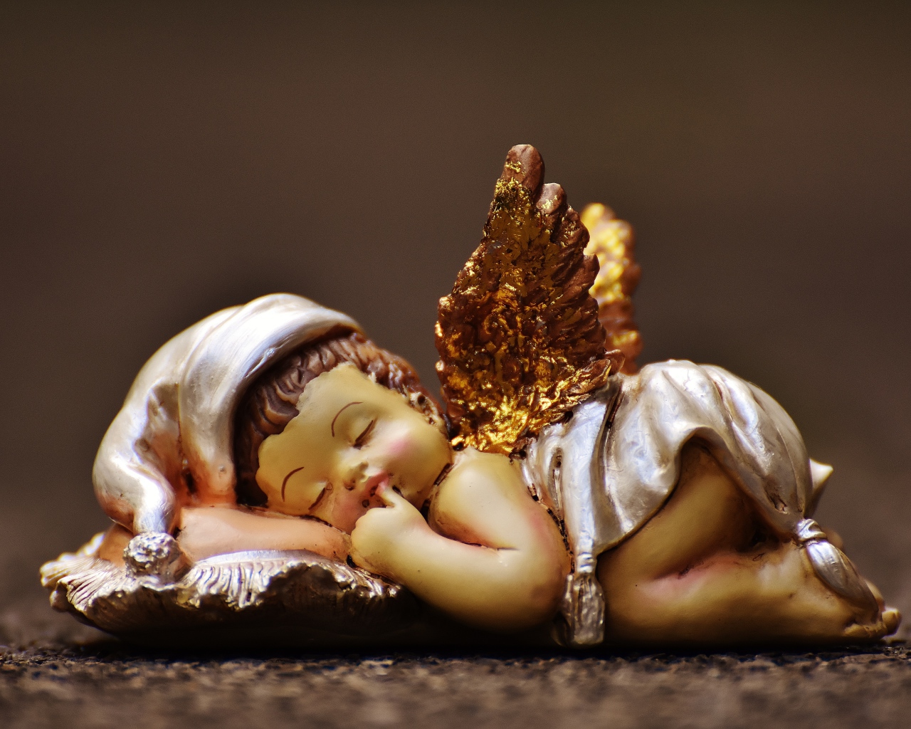 Статуэтка спящий купидон 