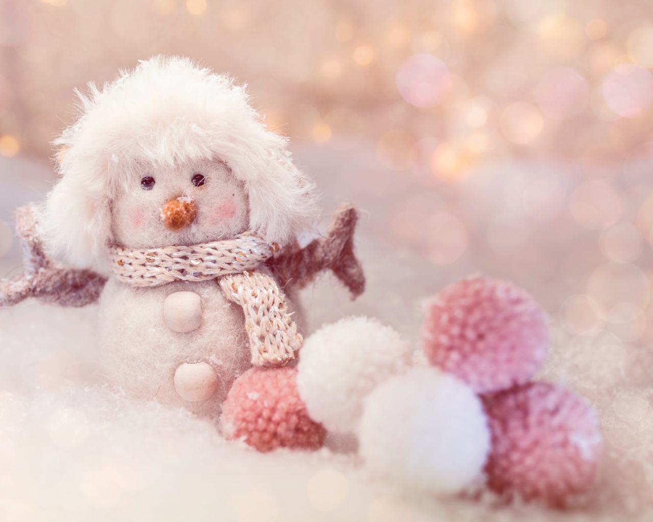 Смешной снеговик из мягких шариков