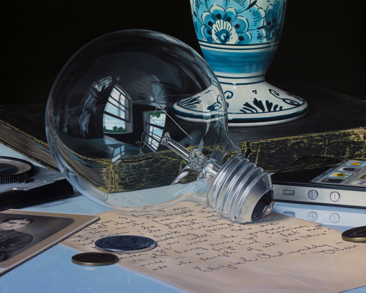 Стеклянная лампочка на столе с монетами и письмом