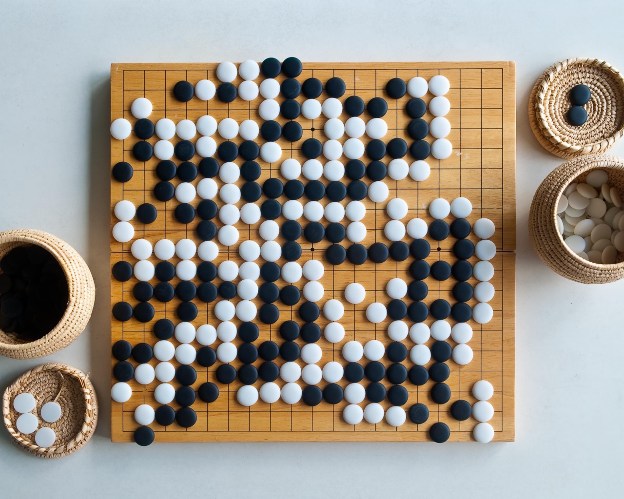 Игра Го на доске на столе