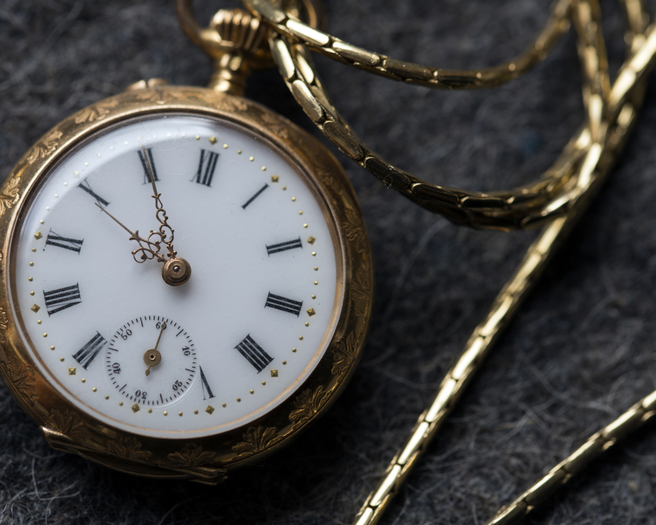 Золотые карманные часы на цепочке 