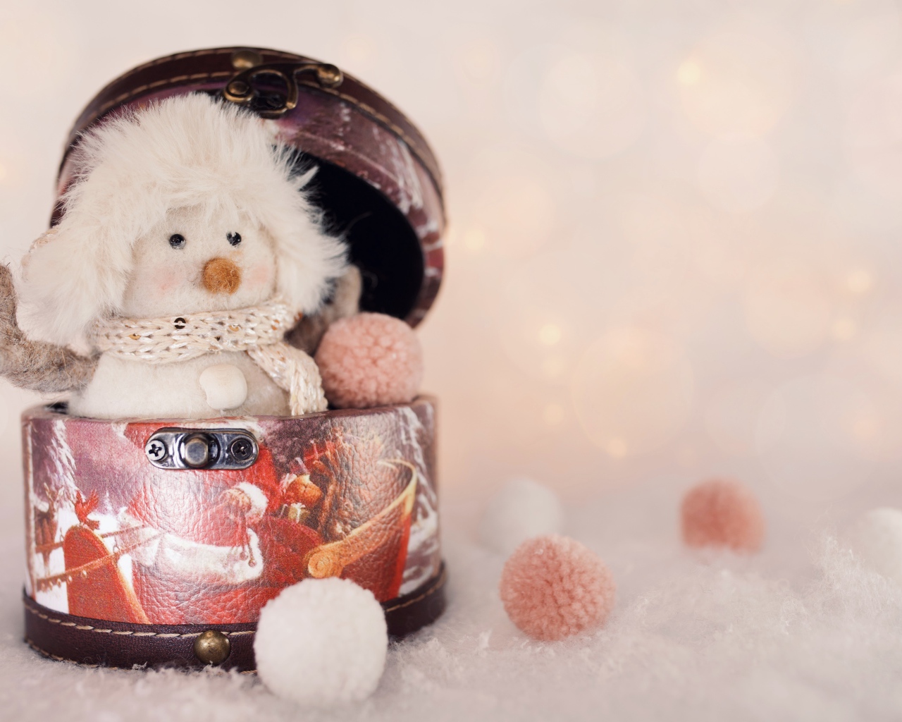 Маленький снеговик сидит в шкатулке 